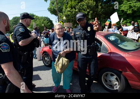 Kennesaw, Georgia, USA. Juni 2020. Die Polizei, die eine ältere Fahrerin, Clara MOTE, begleitete, nachdem sie einen Protestanten bei einem BLM-marsch getroffen hatte. Der Protestor war neben der Black Lives Matter Demonstration außerhalb Wildmans Bürgerkrieg Überschuss Shop in der Innenstadt Kennesaw. Die Demonstranten sind aufgebracht, dass sein Laden in dieser Zeit noch existiert. Der Laden ist bekannt für seine rassistischen und bigotten Artikel zum Verkauf. Quelle: Robin Rayne/ZUMA Wire/Alamy Live News Stockfoto