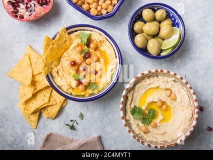 Direkt über Schuss von Hummus oder Humus in Schüssel auf Tisch. Vegane pflanzliche Nahrung Stockfoto