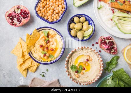 Direkt über Schuss von Hummus oder Humus in Schüssel auf Tisch. Vegane pflanzliche Nahrung Stockfoto