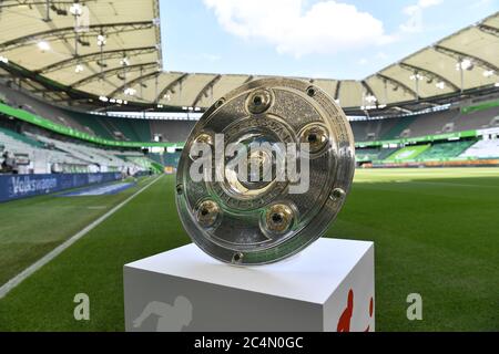 Wolfsburg, Deutschland, 27. Juni 2020, Pokal deutsche Meisterschaft, Meisterschale, Schale, Teller, Trophaee, Deutsche Meisterschaft, Meister-schale, beim 1.Bundesliga Spiel VFL WOLFSBURG - FC BAYERN MÜNCHEN in der Saison 2019/2020 Uhr Spieltag 34. FCB Foto: © Peter Schatz / Alamy Live News / Frank Hoermann/Sven Simon/Pool - die DFL-BESTIMMUNGEN VERBIETEN DIE VERWENDUNG VON FOTOGRAFIEN als BILDSEQUENZEN und/oder QUASI-VIDEO - Nationale und internationale Nachrichtenagenturen OUT redaktionelle Verwendung Stockfoto