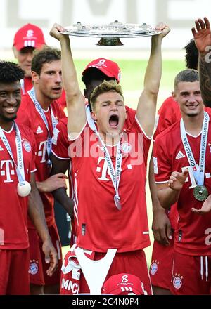 Wolfsburg, 27. Juni 2020, Siegerehrung nach dem Spiel: Der 30. Meisterschaftstitel für den FCB. Joshua KIMMICH, FCB 32 Feiern Sie mit Trophäe beim 1.Bundesliga Spiel VFL WOLFSBURG - FC BAYERN MÜNCHEN 0-4 in der Saison 2019/2020 am Spieltag 34. FCB Foto: © Peter Schatz / Alamy Live News / Groothuis/Witters/Pool - die DFL-BESTIMMUNGEN VERBIETEN DIE VERWENDUNG VON FOTOGRAFIEN als BILDSEQUENZEN und/oder QUASI-VIDEO - Nationale und internationale Nachrichtenagenturen OUT redaktionelle Verwendung Stockfoto