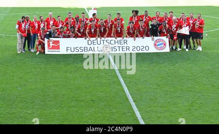 Wolfsburg, 27. Juni 2020, Siegerehrung nach dem Spiel: Der 30. Meisterschaftstitel für den FCB. Das Team mit Hasan ( Brazzo ) Salihamidzic, FCB Sportdirektorin Kathleen KRUEGER, Teammanager FCB Mickael (Michael) CUISANCE, FCB 11 Sven ULREICH, FCB 26 Torwart Serge GNABRY, FCB 22 Joshua KIMMICH, FCB 32 Kingsley COMAN, FCB 29 Alphonso DAVIES, FCB 19 Sarpreet SINGH , FCB 28. Ivan PERISIC, FCB 14 Robert LEWANDOWSKI, FCB 9 Leon GORETZKA, FCB 18 Lucas HERNANDEZ (FCB 21) Benjamin PAVARD, FCB 5 Thomas MUELLER, MÜLLER, FCB 25 Alvaro ODRIOZOLA, FCB 2 Philippe COUTINHO, FCB 10 Joshua ZI Stockfoto