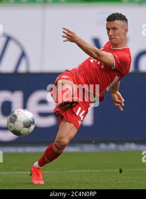 Wolfsburg, Deutschland, 27. Juni 2020, Ivan PERISIC, FCB 14 beim 1.Bundesliga Spiel VFL WOLFSBURG - FC BAYERN MÜNCHEN 0-4 in der Saison 2019/2020 Uhr Spieltag 34. FCB Foto: © Peter Schatz / Alamy Live News / Bernd Feil/MIS/Pool - die DFL-BESTIMMUNGEN VERBIETEN DIE VERWENDUNG VON FOTOGRAFIEN als BILDSEQUENZEN und/oder QUASI-VIDEO - Nationale und internationale Nachrichtenagenturen OUT redaktionelle Verwendung Stockfoto