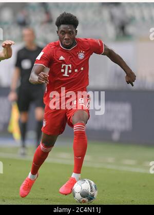 Wolfsburg, Deutschland, 27. Juni 2020, Alphonso DAVIES, FCB 19 beim 1.Bundesliga Spiel VFL WOLFSBURG - FC BAYERN MÜNCHEN 0-4 in der Saison 2019/2020 Uhr Spieltag 34. FCB Foto: © Peter Schatz / Alamy Live News / Bernd Feil/MIS/Pool - die DFL-BESTIMMUNGEN VERBIETEN DIE VERWENDUNG VON FOTOGRAFIEN als BILDSEQUENZEN und/oder QUASI-VIDEO - Nationale und internationale Nachrichtenagenturen OUT redaktionelle Verwendung Stockfoto