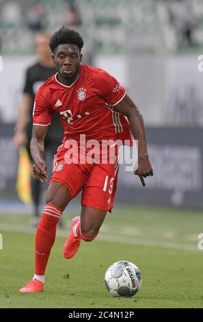 Wolfsburg, Deutschland, 27. Juni 2020, Alphonso DAVIES, FCB 19 beim 1.Bundesliga Spiel VFL WOLFSBURG - FC BAYERN MÜNCHEN 0-4 in der Saison 2019/2020 Uhr Spieltag 34. FCB Foto: © Peter Schatz / Alamy Live News / Bernd Feil/MIS/Pool - die DFL-BESTIMMUNGEN VERBIETEN DIE VERWENDUNG VON FOTOGRAFIEN als BILDSEQUENZEN und/oder QUASI-VIDEO - Nationale und internationale Nachrichtenagenturen OUT redaktionelle Verwendung Stockfoto