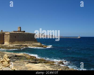 KALKARA, MALTA - 16. Apr 2014: Teil des verlassenen Forts Ricasoli, der in Kalkara, in der Stadt Kalkara, in der Festung verödert und restauriert werden muss Stockfoto