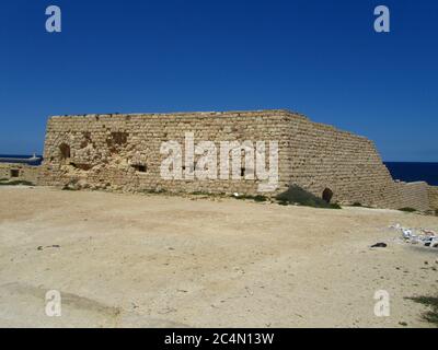 KALKARA, MALTA - 16. Apr 2014: Teil des verlassenen Forts Ricasoli, der in Kalkara, in der Stadt Kalkara, in der Festung verödert und restauriert werden muss Stockfoto