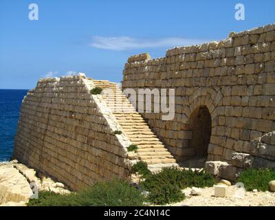 KALKARA, MALTA - 16. Apr 2014: Teil des verlassenen Forts Ricasoli, der in Kalkara, in der Stadt Kalkara, in der Festung verödert und restauriert werden muss Stockfoto