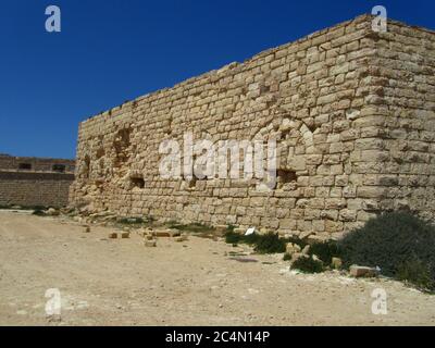 KALKARA, MALTA - 16. Apr 2014: Teil des verlassenen Forts Ricasoli, der in Kalkara, in der Stadt Kalkara, in der Festung verödert und restauriert werden muss Stockfoto