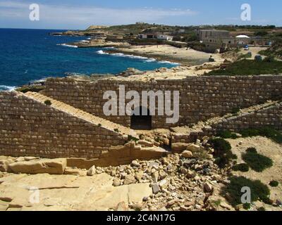 KALKARA, MALTA - 16. Apr 2014: Teil des verlassenen Forts Ricasoli, der in Kalkara, in der Stadt Kalkara, in der Festung verödert und restauriert werden muss Stockfoto