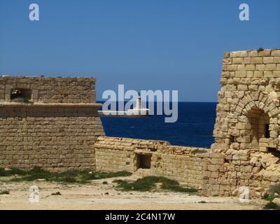 KALKARA, MALTA - 16. Apr 2014: Teil des verlassenen Forts Ricasoli, der in Kalkara, in der Stadt Kalkara, in der Festung verödert und restauriert werden muss Stockfoto