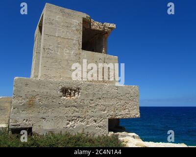 KALKARA, MALTA - 16. Apr 2014: Eine britische Ära Pillenbox Befestigung in Kalkara, Malta, bewacht den Eingang des Grand Harbour und Valletta, jetzt ein Stockfoto