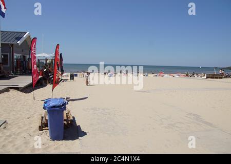 Sandstrand am niederländischen Küstendorf Bergen aan Zee. Menschen wandern. Schwimmen, Sonnenbaden an der Nordsee. Schöner Sommertag, Niederlande. Stockfoto