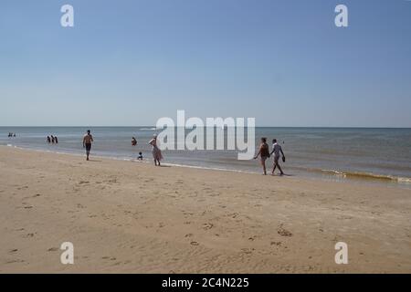 Sandstrand am niederländischen Küstendorf Bergen aan Zee. Menschen, die an der Nordsee spazieren und schwimmen. Schöner Sommertag, Niederlande. Stockfoto