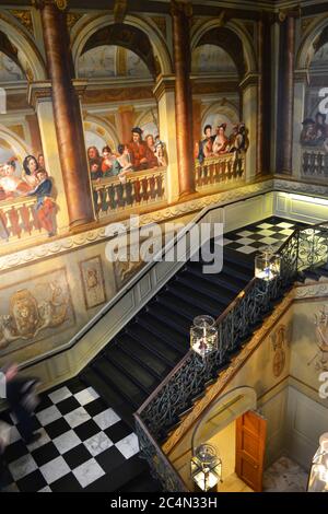 The King's Staircase, Kensington Palace, London, Großbritannien. Die Wände wurden von William Kent als eine lebendige Nachbildung von George I's Hof gemalt. Stockfoto