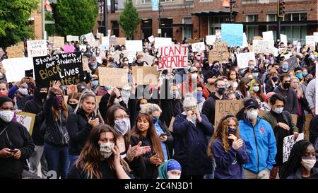 Auburn, WA/USA – 2. Juni: Street View Demonstranten versammeln sich am Rathaus, um am 2. Juni 2020 für George Floyd Auburn zu marschieren Stockfoto