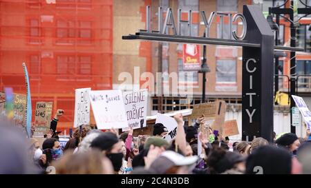 Auburn, WA/USA – 2. Juni: Street View Demonstranten versammeln sich am Rathaus, um am 2. Juni 2020 für George Floyd Auburn zu marschieren Stockfoto