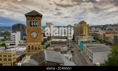 Ein bedrohlicher Himmel bedeckt die Innenstadt von Tacoma Washington Stockfoto