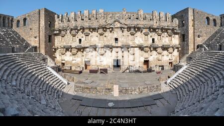 Römisches Amphitheater der antiken Stadt Aspendos in der Nähe von Antalya, Südtürkei. Panoramaansicht Stockfoto