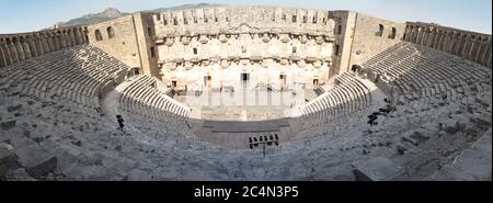 Römisches Amphitheater der antiken Stadt Aspendos in der Nähe von Antalya, Südtürkei. Weitwinkelansicht Stockfoto