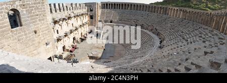 Römisches Amphitheater der antiken Stadt Aspendos in der Nähe von Antalya, Südtürkei. Ultra-Weitwinkelansicht Stockfoto