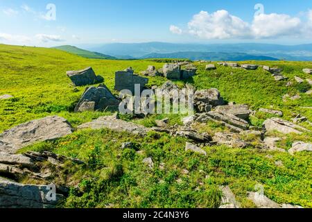 Berglandschaft. Weiße scharfe Steine am Hang am Morgen strahlend hell Stockfoto