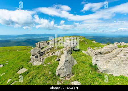 Berglandschaft. Weiße scharfe Steine am Hang am Morgen strahlend hell Stockfoto