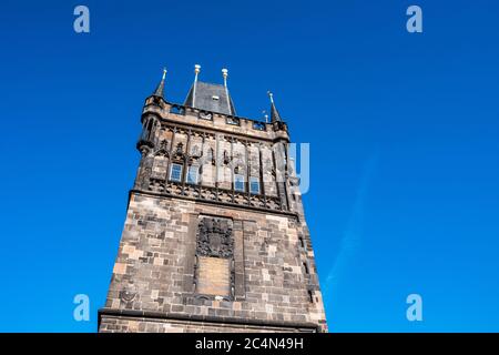 Gotische Altstadt-Brücke Turm Staromestska Mostecka Vez in Prag, Böhmen, Tschechien, die auf der berühmten Karlsbrücke Stockfoto