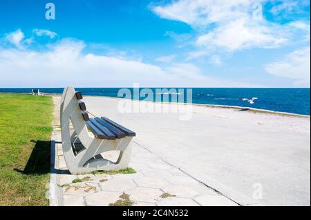 Bank auf dem Meer Böschung. Sommerurlaub und Strand Relax Konzept. nessebar schöne Reiseziel von bulgarien. Sonniges Wetter Stockfoto