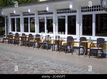 Zingst, Deutschland. Juni 2020. Leere Liegen an den als Corona-Schutz vorgeschriebenen Sicherheitsabständen stehen vor einem Restaurant an der Strandpromenade. Quelle: Jens Büttner/dpa-Zentralbild/dpa/Alamy Live News Stockfoto