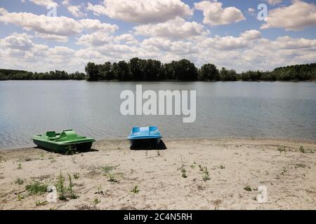 Tretboote, oder Tretboote, am Ufer der Donau, in Rumänien, an einem Sandstrand. Stockfoto