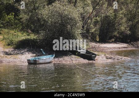 Fischerboote auf der Donau in Rumänien. Stockfoto