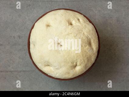 Gesäuerten Teig in Keramikschale, Ansicht von oben Stockfoto