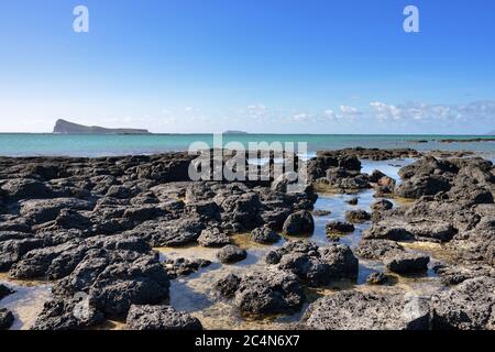 Die felsige Küste der Insel Mauritius. Blick auf die Insel Coin de Mire Stockfoto