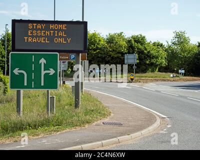 Bleiben Sie zu Hause Essential Travel Only elektronische Straßenschild, Ely, Cambridgeshire Stockfoto