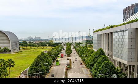 Bayfront Avenue, eine Autobahn zwischen Bayfront MRT Station und Marina Bay Sands Singapur Stockfoto