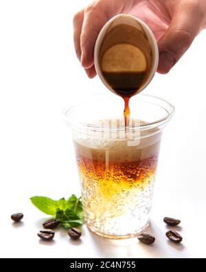 Kaffee-Cocktail mit Tonic auf weißem Hintergrund Stockfoto