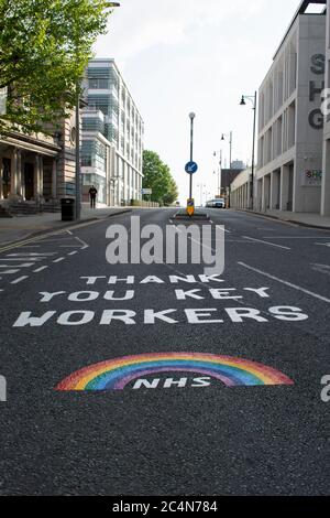 Straßenschild vor dem Rathaus von Stockport mit Text Danke Schlüsselarbeiter und NHS Regenbogen während der Coronavirus-Sperre. Straße mit Gebäuden aus den 1960er Jahren Stockfoto