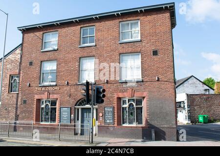 Das öffentliche Haus der Blossoms an der Buxton Road Stockport UK. Robinsons Brauerei. Stockfoto