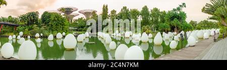 Floating Eggs on Dragonfly Lake, eine der Ausstellungen, die in Zukunft zusammen Veranstaltung in Gardens by the Bay, erstellt von japanischen Art teamLab installiert werden Stockfoto