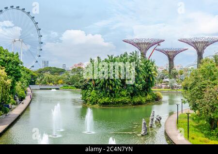 Silver Garden, Nibong Island und Dragonfly Lake at Gardens by the Bay, Singapore Flyer Stockfoto