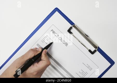 Nahaufnahme einer Person, die ein Finanzdokument ausfüllt Stockfoto