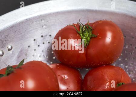 Nahaufnahme von mehreren frisch gespülten Tomaten Stockfoto