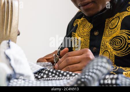 Politische Flüchtlinge und afrikanische Einwanderer arbeiten an der Schneiderei der gemeinnützigen Vereinigung im Süden Italiens, Neapel. Stockfoto