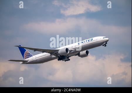 United Airlines Boeing 777-300ER Fluggastflugzeugzulassung N2846U kurz nach Abflug vom Flughafen Frankfurt am Main Stockfoto
