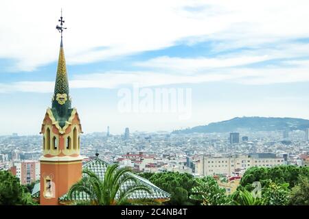 Luftaufnahme von Barcelona und Gaudi House Museum im Park Guell in Katalonien, Spanien Stockfoto