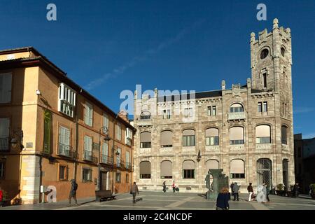 Leon, Spanien - 10. Dezember 2019: Plaza Regla mit Sierra Pambley Museum und Antiguo Edificio de Correos (altes Postgebäude) Stockfoto