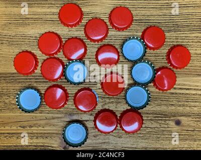 Viele rote Bierdeckel, Flaschenkorken auf einer Holzstruktur, Draufsicht horizontales Stockbild Stockfoto