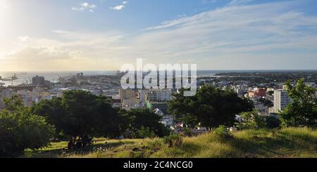 Blick von der Aussichtsplattform im Fort Adelaide auf die Port Louis Hauptstadt von Mauritius bei Sonnenuntergang Stockfoto