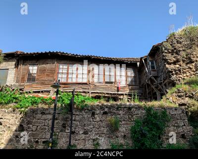 Altes verlassene osmanische Zeit Holzhaus in der Altstadt von Antalya Kaleici, Türkei. Horizontales Rohbild. Stockfoto